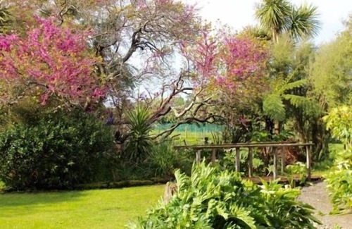 Featherston Casa | Copa de rojo la casa