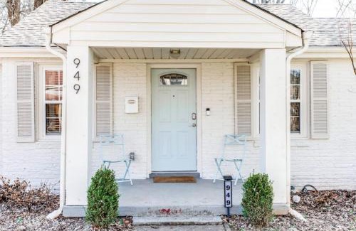 Franklin Casa | Glass Street Bungalow HOT TUB Walk to Franklin