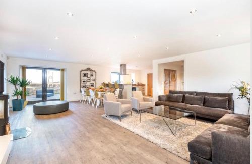 Lincoln Casa | Glebe Farm 4Br Sleeps 11 Hot Tub Pet Friendly