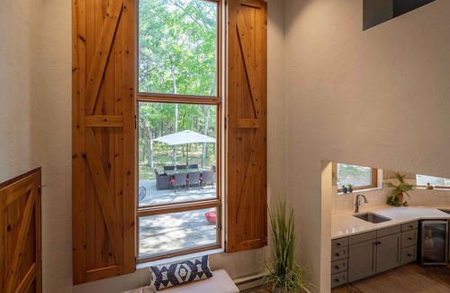 Glen Arbor Casa | Frente al río Crystal, a pocos pasos de la ciudad y el lago Michigan. ¡Nuevo en el mercado!