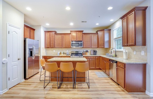 Glen Burnie Casa | Glen Burnie Vacation Rental w/ Private Deck!