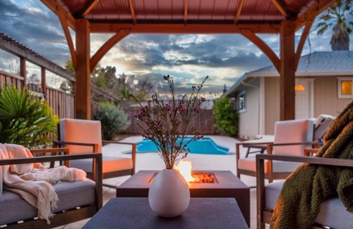 North Junior College Neighborhood Association Casa | Glen by AvantStay Sleek Charming Home in Wine Country w Pool Hot Tub