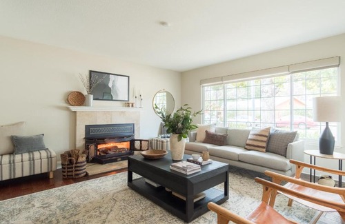 North Junior College Neighborhood Association Casa | Glen by AvantStay Sleek Charming Home in Wine Country w Pool Hot Tub