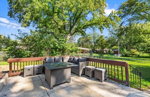 Fox Valley Casa | Glen Ellyn King Bed Gazebo Fast Wi-Fi