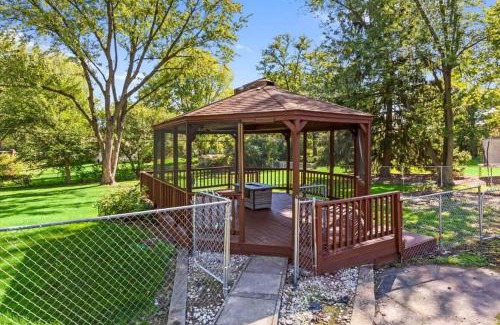Fox Valley Casa | Glen Ellyn King Bed Gazebo Fast Wi-Fi