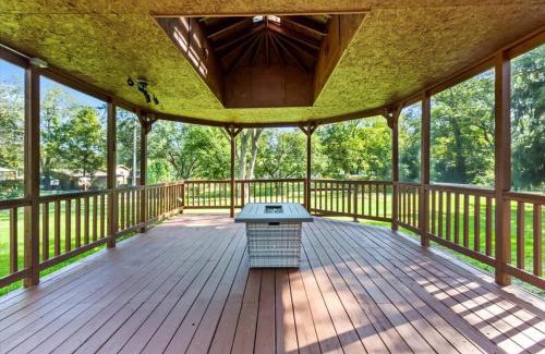 Fox Valley Casa | Glen Ellyn King Bed Gazebo Fast Wi-Fi