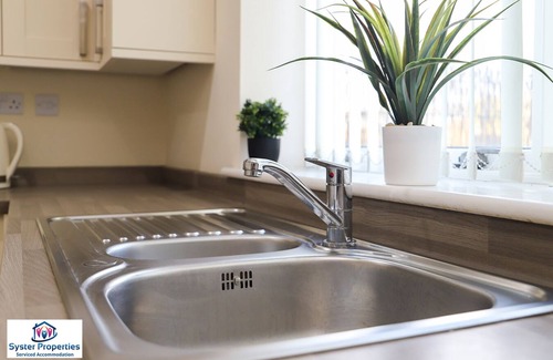Leicester Casa | GLEN VIEW- 5 bed house up to 12 people - Large rooms with walk in wardrobes
