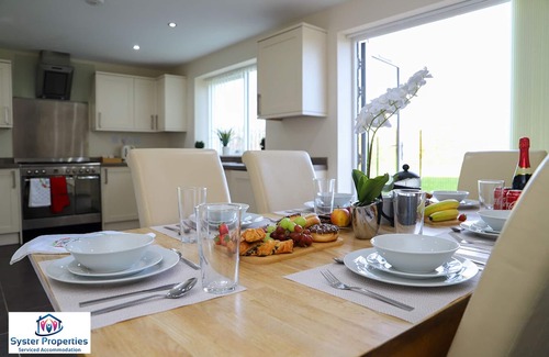 Leicester Casa | GLEN VIEW- 5 bed house up to 12 people - Large rooms with walk in wardrobes