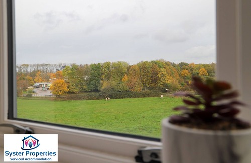 Leicester Casa | GLEN VIEW- 5 bed house up to 12 people - Large rooms with walk in wardrobes