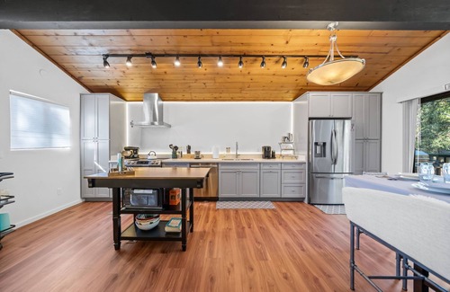 Fern Valley Cabina | Glen View Retreat- Spa/Fireplaces/ Ping Pong Table!