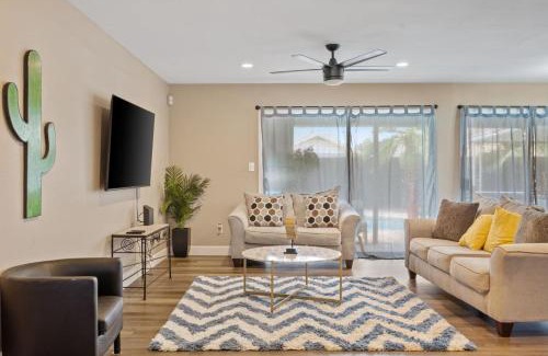 Country Meadows Casa | Glendale Getaway Pool