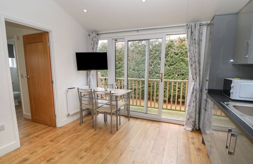 Hutton Rudby Cabaña | GLENDALE POD, pet friendly, with hot tub in Hutton Rudby