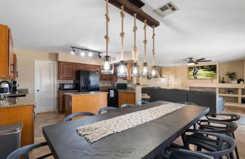 Larissa Casa | Glendale w Pool & Games