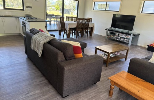 Halls Gap Casa | Glendene Halls Gap. Beautiful Mountain views. Directly behind shopping strip.