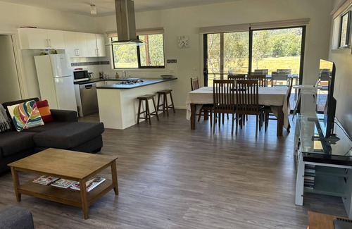Halls Gap Casa | Glendene Halls Gap. Beautiful Mountain views. Directly behind shopping strip.