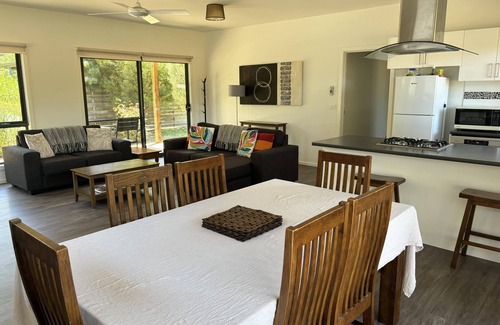 Halls Gap Casa | Glendene Halls Gap. Beautiful Mountain views. Directly behind shopping strip.