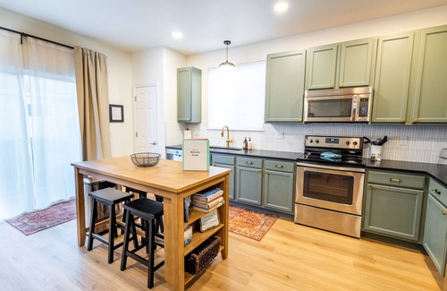 Gleneagle Casa | "Gleneagle Getaway"- HOT TUB and 5 minutes to AFA!