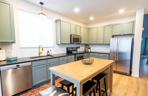 Gleneagle Casa | "Gleneagle Getaway"- HOT TUB and 5 minutes to AFA!