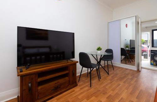 Glenelg North Casa | Glenelg North Modern Studio, QBed,Wifi, Pet