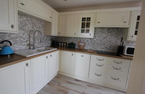 St Brides Casa | Glenside Cottage with Hot Tub