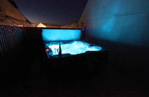 St Brides Casa | Glenside Cottage with Hot Tub