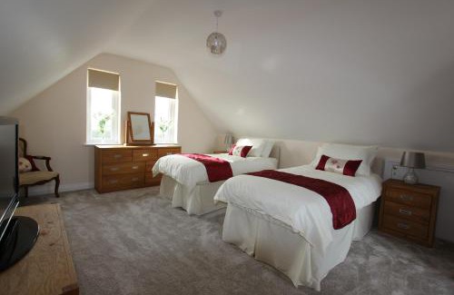St Brides Casa | Glenside Cottage with Hot Tub