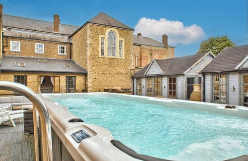Glentham Casa | Glentworth Hall by Group Retreats - sleeps 33 guests in 10 bedrooms