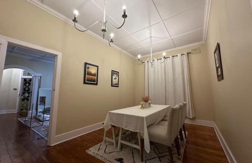 Glenwood Casa | Glenwood Cottage 5km from beach, Art gallery, with garden and pool