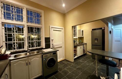 Glenwood Casa | Glenwood Cottage 5km from beach, Art gallery, with garden and pool