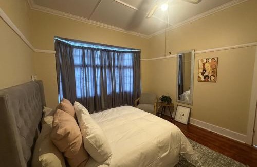 Glenwood Casa | Glenwood Cottage 5km from beach, Art gallery, with garden and pool