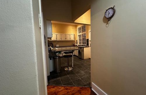Glenwood Casa | Glenwood Cottage 5km from beach, Art gallery, with garden and pool