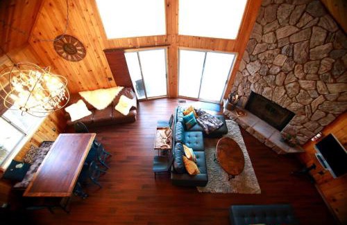 Blue Jay Chalet De Esquí | Glimmer Chalet Treetop A-frame cabin lake view