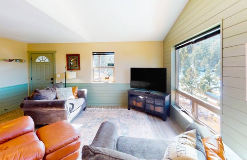 Cripple Creek Casa | Glistening dog-friendly mountain view home with balcony, fireplace, & kitchen