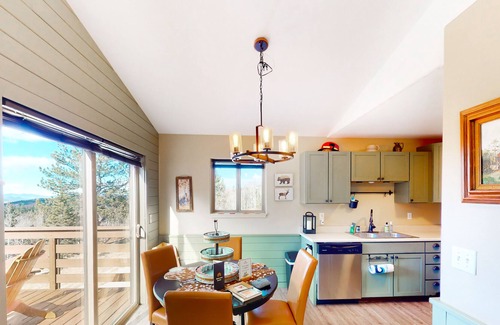 Cripple Creek Casa | Glistening dog-friendly mountain view home with balcony, fireplace, & kitchen