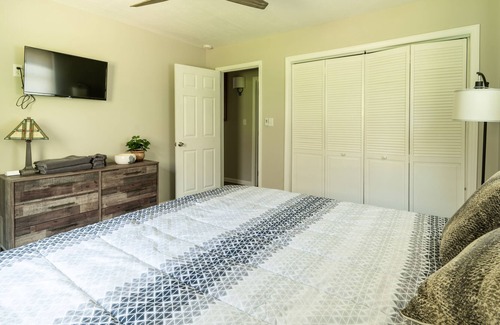 Howard Casa | Glorious but Comfy Modern Apple Valley Lakehouse with Hot Tub & Firepit