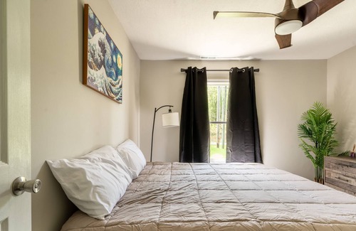 Howard Casa | Glorious but Comfy Modern Apple Valley Lakehouse with Hot Tub & Firepit