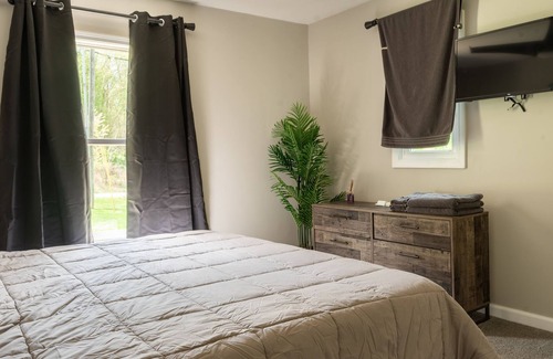 Howard Casa | Glorious but Comfy Modern Apple Valley Lakehouse with Hot Tub & Firepit
