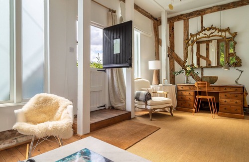 Stowmarket Apartamento | Glorious open-plan thatched barn with abundant natural light - Deepwell Hayloft