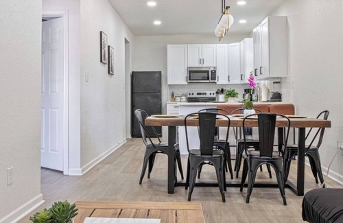 Near East Side Apartamento | Glorius Amazing 2br/1ba Stay Near Lively Downtown!