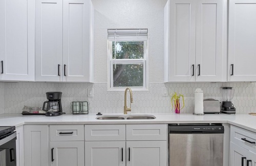 Near East Side Apartamento | Glorius Amazing 2br/1ba Stay Near Lively Downtown!