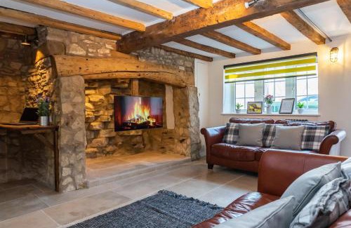 Brockworth Casa | Gloucester-Modernised 4 Bedroom Cottage-Sleeps 8-Free Parking-Fast Wi-Fi