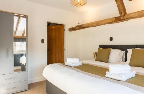 Brockworth Casa | Gloucester-Modernised 4 Bedroom Cottage-Sleeps 8-Free Parking-Fast Wi-Fi