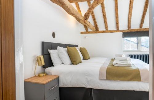 Brockworth Casa | Gloucester-Modernised 4 Bedroom Cottage-Sleeps 8-Free Parking-Fast Wi-Fi