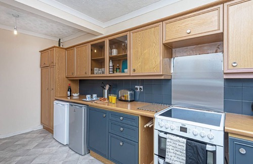 Llanbedrog Cabaña | Glyn-y-Mor - Llanbedrog - a bungalow that sleeps 7 guests in 3 bedrooms