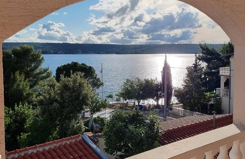 Obrovac Apartamento | GMZ beachfront 3-bedroom apartment, shaded front yard in lovely Susnjar, Croatia