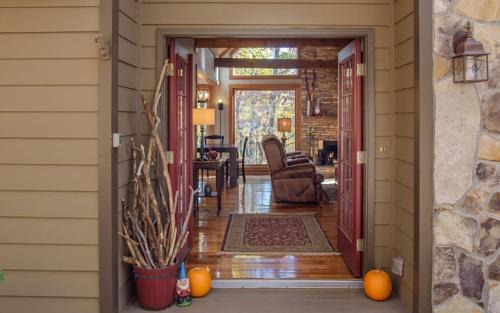 Big Canoe Casa | Gnome Mountain - Read Fireside Mix Drinks at the Wet Bar Play Community Golf