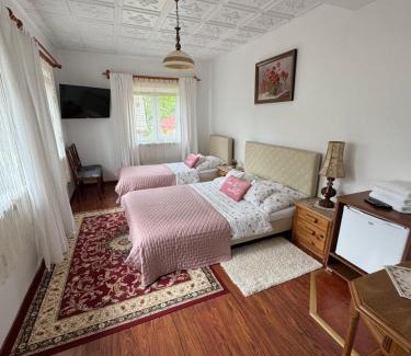 Inwald Casa | Gościniec Grek Zorba - pokoje i domki 4 osobowe - 16km od Zator Energylandia