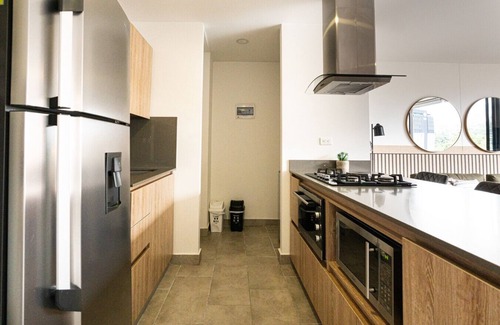 La Aguacatala Apartamento | Go Living 702 · Modern Apt near Milla de Oro with AC & Balcony
