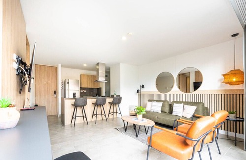 La Aguacatala Apartamento | Go Living 702 · Modern Apt near Milla de Oro with AC & Balcony