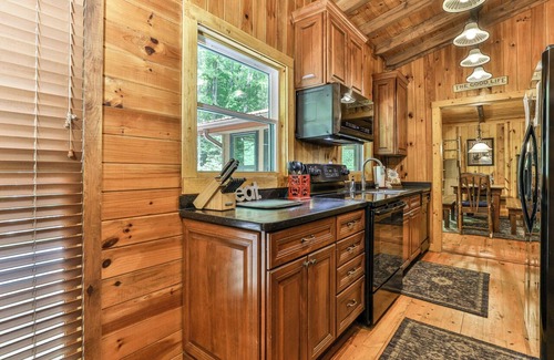 Walnut Mountain Cabina | Go With The Flow-Creek front, only 10 mins to downtown Ellijay/ Minimum Age Requ